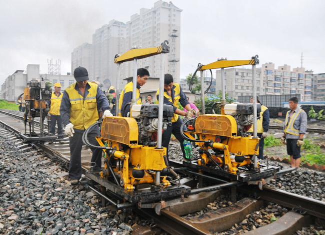 丹东工务段对管内线路设备进行全面维修整治